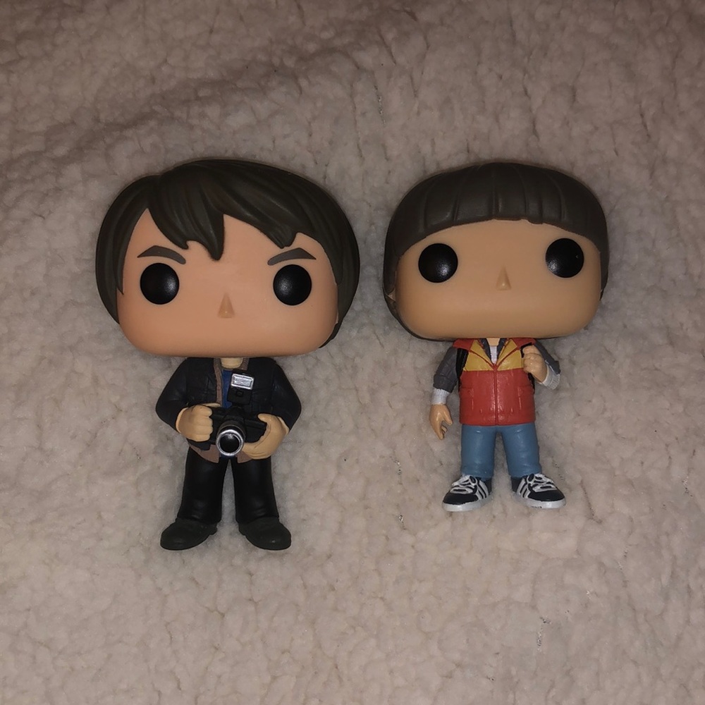 2 stranger things pop funkos plus book